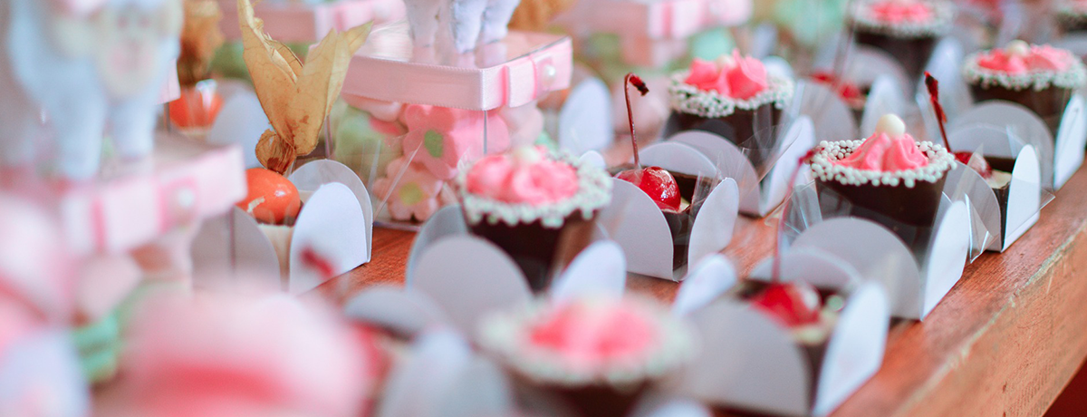 Image of individual favour boxes with sweet treats inside. 